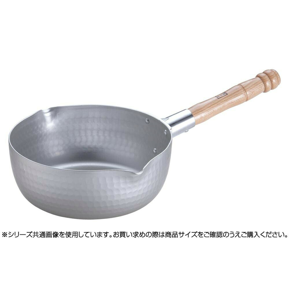 幅広く使えます。内側に見やすい目盛が付いて便利な雪平鍋です。サイズ内径21cm×深さ80mm個装サイズ：23.0×38.0×11.0cm重量0.4kg個装重量：700g仕様容量:2.4L板厚:1.7mm●黒変を防ぐアルマイト加工●便利な目盛り付生産国日本幅広く使えます。内側に見やすい目盛が付いて便利な雪平鍋です。fk094igrjs
