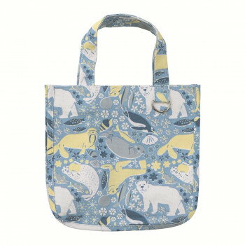 ちょっとしたお出かけや、ランチタイムに使いやすいトートバッグ「水の生き物」との思い出で生活を包み込み、心地よい暮らしを提供するファブリック雑貨。マチ付きだからたくさん入るトートバッグです。※手洗いでお手入れしてください。サイズW25×D14.5×H23.5cm個装サイズ：25×14.5×23.5cm重量個装重量：100g素材・材質綿100%生産国中国fk094igrjs