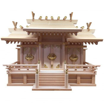 高級桧の木曽桧で製作された神棚この神棚は裏板以外の全てを高級桧の木曽桧で製作しており、材料から製作までの全てが日本国内で行われている純日本製です。扉の金具には普及品の神棚に使用されているプラスティック製の金具ではなく、真鍮製の金具を使用しており自然な輝きを放ちます。欄干にも特別な仕上げを施し、三段の組高欄(くみこうらん)と言われる特別なデザインが用いられています。御神札は神棚上部、裏屋根を外してお納めしますので木製の大きな御神札も簡単にお納めできる仕様となっております。【注意事項】※自然素材のためヤニが発生する場合がございますが、品質に問題はございません。※発生した場合の対処方法…エタノール(その他アルコールやシンナー)でおふき取りください。完全にとれるわけではありませんが、方法としては一番手軽になります。サイズ幅61.5×奥行26.5×高さ46.5cm個装サイズ：65×24×47cm重量3140g個装重量：3180g素材・材質木曽桧仕様【内寸】中央扉内寸:幅15.5×奥行2.5×高さ39.5cm左右扉内寸:幅11×奥行6×高さ32.5cm底サイズ:幅52.5×奥行22.6cm溝中央:幅15.5×奥行2.4×高さ7cm溝左右:幅9.8×奥行7×高さ2cm【お札サイズ】中央:幅7×奥行2.8×高さ39.5cm左右:幅10×奥行2×高さ31cm生産国日本fk094igrjs