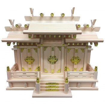 従来型の三社タイプの神棚お神札は裏屋根を外して納めます。【注意事項】※自然素材のためヤニが発生する場合がございますが、品質に問題はございません。※発生した場合の対処方法…エタノール(その他アルコールやシンナー)でおふき取りください。完全にとれるわけではありませんが、方法としては一番手軽になります。サイズ高さ39cm×幅50cm×奥行20cm、中央内寸:高32cm(最大)、左右内寸:高27cm個装サイズ：50×20×20cm重量個装重量：2010g素材・材質国産桧仕様完成品裏屋根外し生産国日本fk094igrjs