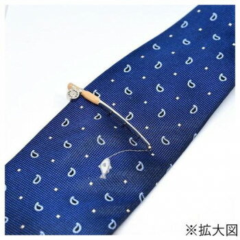 パッケージも細部にこだわった新デザイン釣竿とフライリールモチーフのタイバーとネクタイのセット。ネクタイのグラフィックは、タイピンをつけたときに完璧にマッチするようオリジナルでデザインされました。パッケージも細部にこだわった新デザインで、ご自...