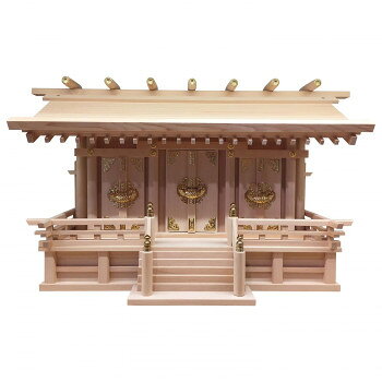 ワンランク上の神棚をお祀りする方にお勧めの神棚セットこの神棚は裏板以外の全てを高級桧の木曽桧で製作しており、材料から製作までの全てが日本国内で行われている純日本製です。社の左右に極太の丸柱が配置されており重厚な造りとなっております。扉の金具には普及品の神棚に使用されているプラスティック製の金具ではなく、真鍮製の金具を使用しており自然な輝きを放ちます。欄干にも特別な仕上げを施し、三段の組高欄(くみこうらん)と言われる特別なデザインが用いられています。御神札は正面の扉を外してお納めします。【注意事項】※自然素材のためヤニが発生する場合がございますが、品質に問題はございません。※発生した場合の対処方法…エタノール(その他アルコールやシンナー)でおふき取りください。完全にとれるわけではありませんが、方法としては一番手軽になります。サイズ幅65×奥行25.5×高さ41cm個装サイズ：65×26×26cm重量2970g個装重量：2970g素材・材質木曽桧金具:真鍮仕様お札入れ方:前面取外し扉内仕切り:あり状態:完成品【内寸】中央扉内寸:幅15×奥行7×高さ27cm左右扉内寸:幅10×奥行8×高さ27cm底サイズ:幅52×奥行23.5cm溝中央:幅15.2×奥行2×高さ4cm溝左右:幅11×奥行7×高さ4cm【お札のサイズ】中央:幅15×奥行9×高さ27cm左右:幅10×奥行2×高さ27cm生産国日本fk094igrjs