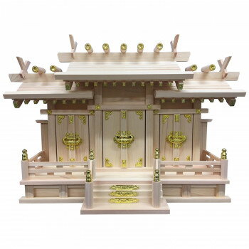 従来型の三社タイプの神棚お神札は裏屋根を外して納めます。【注意事項】※自然素材のためヤニが発生する場合がございますが、品質に問題はございません。※発生した場合の対処方法…エタノール(その他アルコールやシンナー)でおふき取りください。完全にとれるわけではありませんが、方法としては一番手軽になります。サイズ高さ39cm×幅60cm×奥行20cm、中央内寸:高32cm(最大)、左右内寸:高27cm個装サイズ：60×20×20cm重量個装重量：2230g素材・材質国産桧仕様完成品裏屋根外し生産国日本fk094igrjs