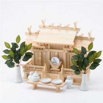 おすすめ初めて神棚をお祀りする方にお勧めの神棚セットです。神棚、陶器製の神具、神鏡、八足台、榊造花が全てセットとなっております。20年毎に行われる伊勢神宮　式年遷宮の外宮に使用されるいる銘木「東濃桧」この神棚は東濃桧を贅沢に使用し製作されております。本金具屋根違い三社は木目の伸縮が一様で、不規則にならず外観が優美とされている美しい木目が特徴の材料を使用しております。※壁への設置は別途神棚板が必要です。※自然素材のためヤニが発生する場合がございますが、品質に問題はございません。※発生した場合の対処方法…エタノール(その他アルコールやシンナー)でおふき取りください。完全にとれるわけではありませんが、方法としては一番手軽になります。サイズ外寸:幅49.5×奥行19.5×高さ40 cm、中央扉内寸:幅11×奥行2.5×高さ31cm、左右扉内寸:幅10×奥行2.5×高さ25 cm個装サイズ：23×62×43cm重量約3kg個装重量：4860g素材・材質桧、陶器セット内容神棚本体、神具セット、神鏡、榊造花2枚、八足台生産国日本fk094igrjs