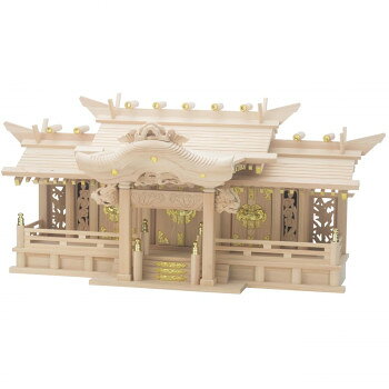 珍しい形の神棚神棚としては珍しい形の神棚です。神社様の造りによくある入母屋造りとなっています。随所に龍や梅の花などの彫刻が施してあり、高級感ある特別な神棚です。御神札は神棚裏屋根を開閉してお納めします。彫り物が特徴的な入母屋造りの三社タイプです。後ろ屋根が全てが単独で開閉し御神札が出し入れしやすい構造となっております。【注意事項】※自然素材のためヤニが発生する場合がございますが、品質に問題はございません。※発生した場合の対処方法…エタノール(その他アルコールやシンナー)でおふき取りください。完全にとれるわけではありませんが、方法としては一番手軽になります。サイズ外寸:37(高)×83(巾)×34(奥)cm、土台奥行き21cm、中央内寸:29(高)×15(巾)×6(奥)cm、左右内寸:23.5(高)×13(巾)×3.5(奥)cm個装サイズ：83×34×34cm重量個装重量：3880g素材・材質神棚主要素材:東濃桧彫刻部:シナ材生産国日本fk094igrjs