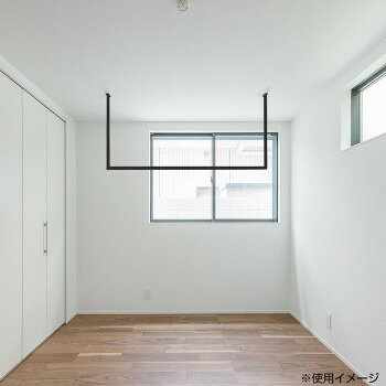 部屋は四角、窓も四角、物干しも!天井付け物干し「kacu」は、凹凸を極限まで無くした、シンプルな常設型物干しです。壁、柱、窓枠など、部屋を構成するものの多くは直線でできています。この物干しも直線。丸みのないデザインは、使っていないときにも部屋になじみます。本体がアルミ製のため、現場での切断が可能。また、天井から吊るすだけでなく、ブラケットを壁に取り付け、L字に施工することもできる、フレキシブルな設計です。【注意事項】■施工上のご注意・組立部品・ねじはメーカー指定品を使用してください。・施工は必ず専門業者で行ってください。・天井への取付作業は2人以上で行ってください。・ブラケットの取付は、必ず木下地(野縁・柱・間柱)のある位置に行ってください。また、施工前に、木下地自体に十分な強度があることを確認してください。・L字ジョイント、T字ジョイントの組立・取付の際にインパクトドライバーを使用しないでください。■施工前の注意・現場で部材を切断する場合は、アルミ用チップソーをご使用ください。・部材を切断した場合、切断面から25mmの位置にΦ4.5ドリルで穴を開ける必要があります。・ブラケットの取付は、必ず下図のように木下地(野縁/柱/間柱)のある位置に行ってください。■使用上のご注意●製品の破損やケガの原因となりますので、以下の行為は絶対にしないでください。・1スパンあたり10kg以上の荷重をかける。・ぶら下がるなど、物干し以外の用途での使用。・メーカー指定の付属品以外のものを取り付ける。・分解、改造を行う。●頭をぶつけないように注意してください。●使用前に、各部がきちんと組み立てられているか確認してください。※北海道、沖縄、離島は別途送料・中継料かかかります。サイズ通常施工時:外寸:W1455(芯〜芯間寸法:1430mm)×H653mm、壁付け施工時:外寸:W1432(壁〜芯間寸法:1419mm)×H653mm個装サイズ：9×142.5×7cm重量個装重量：2100g素材・材質フレーム:アルミ押出材(アルマイト仕上げ)ジョイント部品:ASA(塗装仕上げ)ブラケット:スチール(メッキ仕上げ/塗装仕上げ)仕様タイプ:U型-S耐荷重:10kg皿タッピングねじ:φ5×50mm極低頭皿小ねじ:M4×10mm極低頭皿タッピングねじ:φ4×12mm小頭皿小ねじ:M5×16mm付属品皿タッピングねじ×4本極低頭皿小ねじ×4本極低頭皿タッピングねじ×8本小頭皿小ねじ×2本生産国日本fk094igrjs