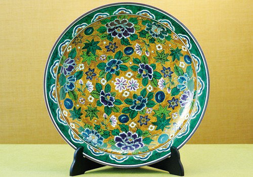 お部屋のアクセントに最適です。お部屋に合わせて伝統的な飾り皿で彩るのも素敵です。サイズ径37cm素材・材質陶磁器(九谷焼)仕様木箱入り付属品皿立製造国日本取り寄せ品通常3〜5営業日の発送予定です。お部屋のアクセントに最適です。 お部屋に合わ...