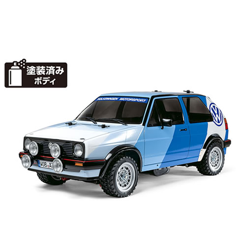 電動RCカーシリーズ No.714 1/10RC フォルクスワーゲン ゴルフII 16V ラリー （MF-01Xシャーシ）フォルクスワーゲンを代表する小型乗用車ゴルフ。1974年に初登場して以来、現在でも進化を続け、世界のコンパクトカーをリードしています。また、初代モデルからモータースポーツへも積極的に参戦してきました。1983年にフルモデルチェンジを受けた2代目は、85年に1781ccの直4 DOHC 16バルブエンジンを搭載したスポーツバージョン「GTI」をラインナップ。このGTIをチューンしたマシンは世界ラリー選手権にも参戦し、1986年のクラスチャンピオンを獲得するなど活躍を見せました。この2代目ゴルフのラリー仕様を再現した電動ラジオコントロールカー組み立てキットです。3ドアハッチバックボディはポリカーボネート製。本体はホワイト、ウインドウはスモークで塗装され、ホイールアーチはカット加工済み。3色のブルー部分やフロントグリルなどはステッカーを用意して、手軽に仕上げられます。シャーシはシャフトドライブ4WDのMF-01X。オンロードはもちろん、ダート走行もたっぷり楽しめます。■走行シーンを広げるコンパクトサイズのシャフト4WD、MF-01Xシャーシシャーシはオンロードからダートまで路面を選ばず走りが楽しめるコンパクトサイズの4WD、MF-01Xを採用。強度の高い左右分割式のモノコックフレームは、ギヤボックスまで一体化して組み立てやすさも追求しました。リヤエンドにモーターを搭載し、ギヤで後輪に、プロペラシャフトで前輪にパワーを伝達。前後の密閉式ギヤケース内にはデフギヤを装備してスムーズなコーナリングを実現します。さらに、車体のほぼ中央に走行用バッテリーをセットして重量バランスも良好。サスペンションはフリクションダンパーを装着したダブルウィッシュボーン4輪独立。アップライト・ハブキャリアはオフロード走行に対応したM-05Raシャーシ用を採用。クラシカルなデザインのディッシュホイールには、ラリーブロックタイヤを装着しました。【 基本スペック 】●全長397mm、全幅170mm、全高142mm●ホイールベース239mm（Lサイズ）●タイヤ幅／径=前後とも26/60mm●トレッド=前後とも138mm ●フレーム=モノコックタイプ●駆動方式=シャフトドライブ4WD●デフギヤ=3ベベルタイプ●ステアリング=2分割タイロッド式●サスペンション=ダブルウィッシュボーン4輪独立●ダンパー=前後ともフリクション●ギヤ比=9.5:1●540タイプモーター付き●スピードコントローラー=ESC仕様（別売）【別にお求めいただくもの】・タミヤ電動RCドライブセット・送信機用バッテリーまたは、・2チャンネルプロポ（送信機）・送信機用バッテリー・受信機・サーボ・ESC（スピードコントローラー）・タミヤ走行用バッテリー・走行用バッテリー充電器※写真はキットを組み立て、塗装したものです。※ボディはホワイトで塗装され、ホイールアーチのカット加工済み。発売日：2023年9月16日発売元：タミヤJAN：4950344587148