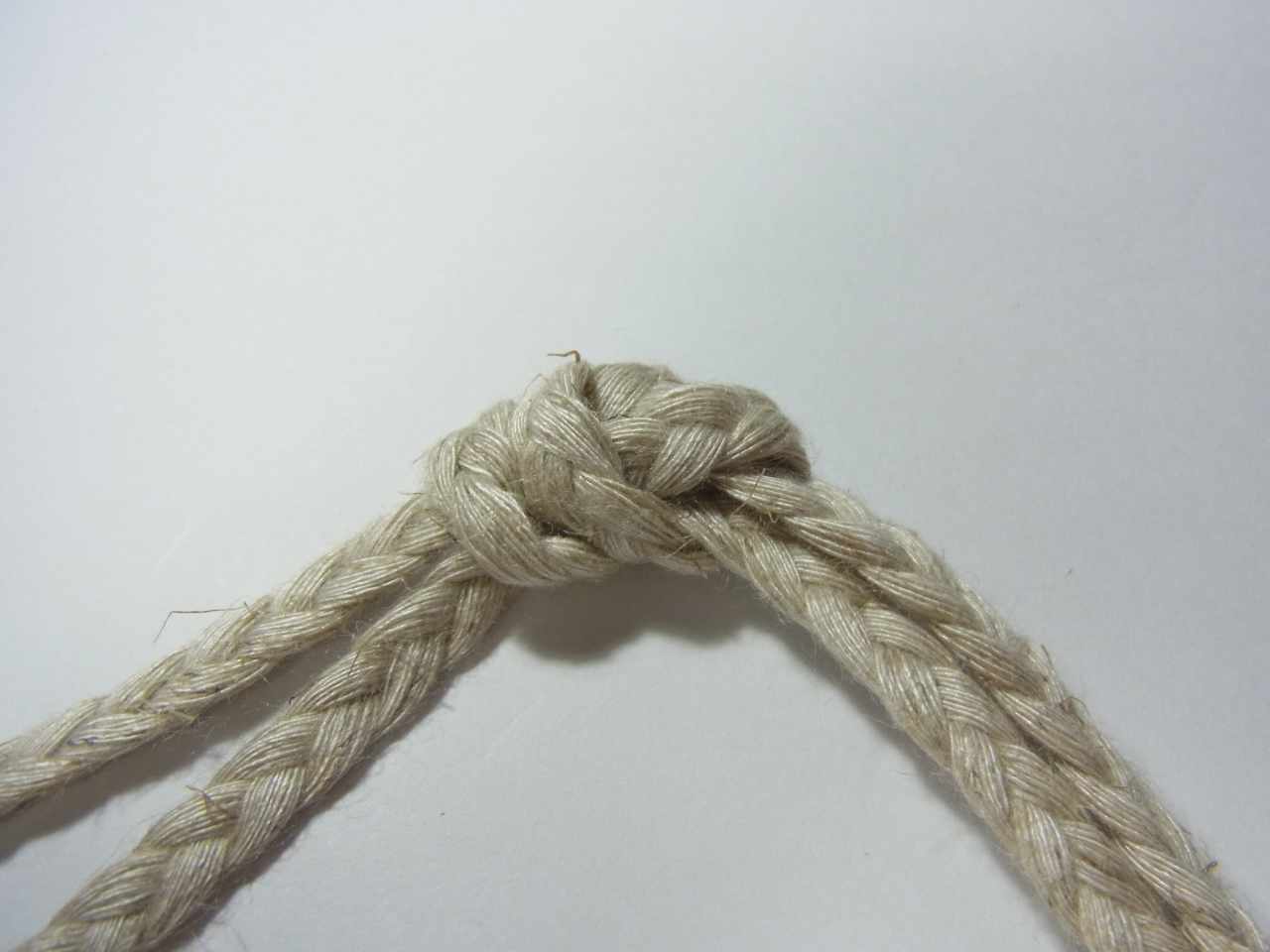 ・1m単位での価格です。 ・色目は生成りです。 ・素材は麻30％、レーヨン70％です。 ・日本製です。 ・モニターと実際の色に微妙に差異があるかも知れませんのでご了承下さい。 ※5m以上ご注文の場合は1か所切れがある場合がありますのでご了承ください。その際は少し多めに入れさせて頂きます。