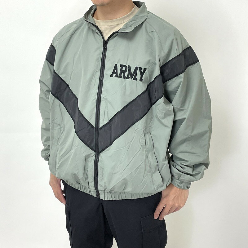 アメリカ U.S.ARMY IPFU ウインドブレーカー(新品) ap/apb アメリカ軍本物ではありません 新品の入荷が非常に難しいので忠実に再現した復刻版です 驚異的な値段を実現 正式名称は、IPFU.ジャケット （Improved Physcial Fitness Uniformジャケット） 激しい動きや大きな動きにも 対応できるように大きめの作りです ナイロン100%素材で、 防風・防水加工がされており丈夫です 裏地は全面メッシュで、通気性抜群です スタンドカラーでフードなしタイプ 両袖、裾はゴムが入っています 色：グレー フロント：ジップアップ ポケット：サイドにジッパー式2つ ---------------------------------------- 男性モデル（身長170cm、体重70kg、 ウエスト80cm、ガッチリ体系） ーLサイズを着用 　少し大き目だけど 　着やすく動きやすい ----------------------------------------- サイズ　 裄丈　身幅　着丈 S 87cm 76cm 71cm M 91cm 77cm 71cm L 96cm 80cm 72cm送料無料