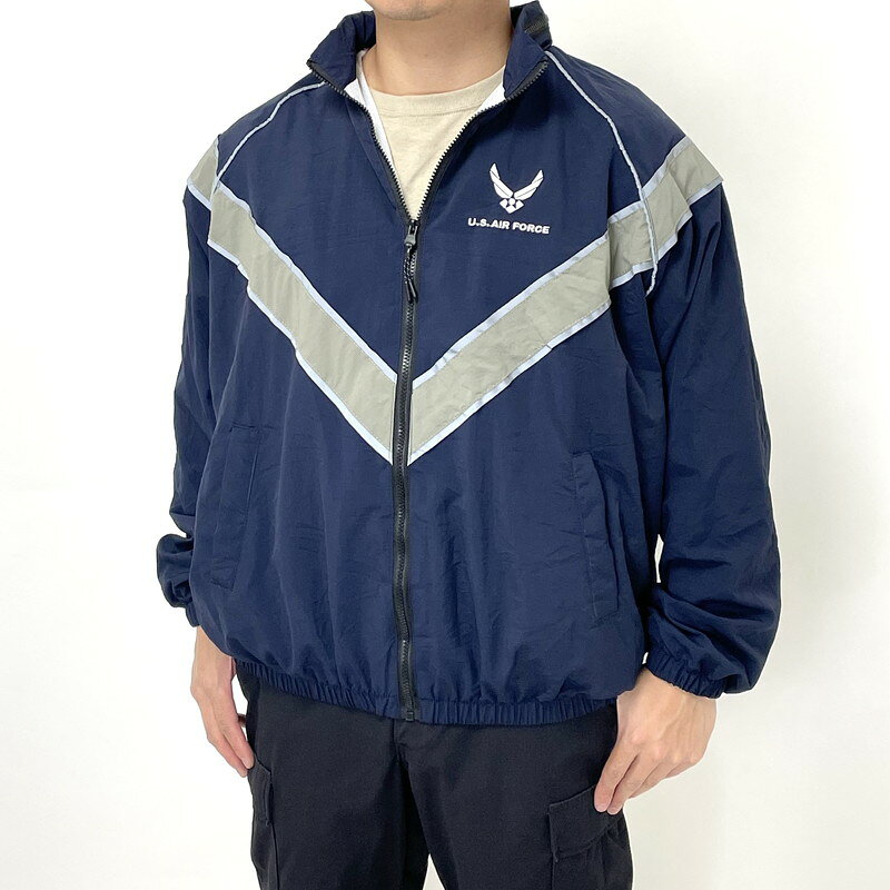 US．エアフォース、IPFU．ジャケット(新品）ap/db アメリカ軍物ではなく新品の入荷が難しいので忠実に再現した復刻版です 正式名称は　IPFU.ジャケット Improved Physcial Fitness Uniform ジャケット ナイロン素材で軽い作り 通常のウインドブレーカーと思っていただければOKです 色はネービーブルー 前ジップアップ スタンドカラーでフード内蔵タイプ ポケットはサイドに2か所 両袖、裾はゴムが入っています 裏には白い裏地が付いています トレーニングウェアーだけに通気を考えた作りまず裏地にべた付かない様に白いメッシュ裏地 ---------------------------------------- 男性モデル（身長170cm、体重70kg、ウエスト80cm、ガッチリ体系） ーMサイズを着用 　サイズはバッチリ 　着やすく動きやすい ----------------------------------------- サイズ　裄丈　身幅　着丈 S 87cm 72cm 66cm　 M 91cm 74cm 69cm L 96cm 80cm 72cm送料無料5/2まで特価