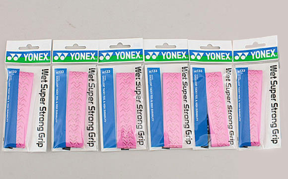 人気のロングセラーモデル YONEX(ヨネックス) のウエット感・耐久性に優れた オーバーグリップテープです。 サイズ：25mm(幅)×1200mm(長さ)×0.65mm(厚さ) 素材：ポリウレタン 長尺対応 吸汗、エンボス インドネシア製