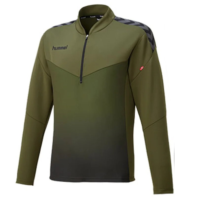 hummel（ヒュンメル） のハーフジップ　ジャケット です。 ストレッチ性と着心地抜群のダンボールニットを使用したハーフジップトップ。 前身頃には昇華グラデーション加工。存在感あるポリクレスト立体ロゴを採用。 【スリムフィット】 全体的にシェイプされた細身のシルエットです。 【ストレッチ】 抜群の伸縮性で動きやすい ・素材にはストレッチ性のあるポリエステルとポリウレタンの混合素材を採用。 ・袖は伸縮性のあるリブ仕様。 カラー：(59)カーキ サイズ：S、M、　 素材：ストレッチダブルニット(ポリエステル92％、ポリウレタン8％) 画像について：お使いの液晶機種やモニター環境、撮影に使用している光源と商品をご覧いただく光源の違い等により商品のお色と画像の色合いが異なって見えることがございます。 ご了承ください。