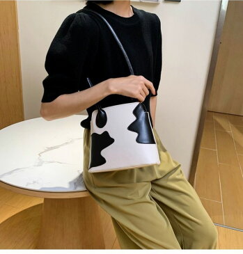 【全品対象10%OFFクーポン発行】牛柄 ショルダーバッグ レディース カウ柄 エコレザー 肩掛け 斜め掛け カジュアル アニマル柄 おしゃれ 可愛い 肩掛け 鞄 バッグ 2021春夏新作 【bnn-9385】【予約販売:15-20日】【送料無料】宅込