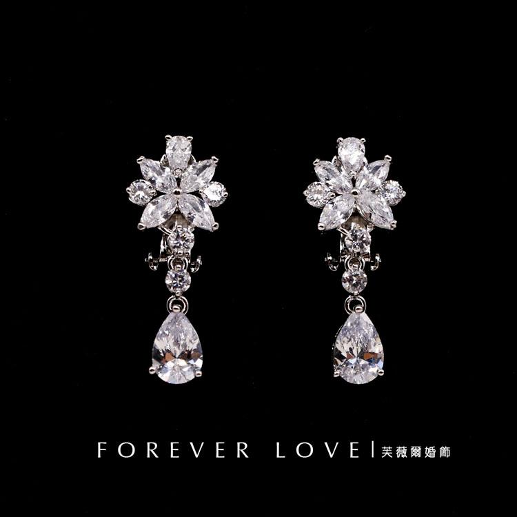 楽天ラ・グラーヌピアス イヤリング クリスタル ラインストーン 花 ドロップデザイン ぶら下がり チャーム 輝き キラキラ 韓国 パーティー 通勤 オフィス 普段使い 華やか