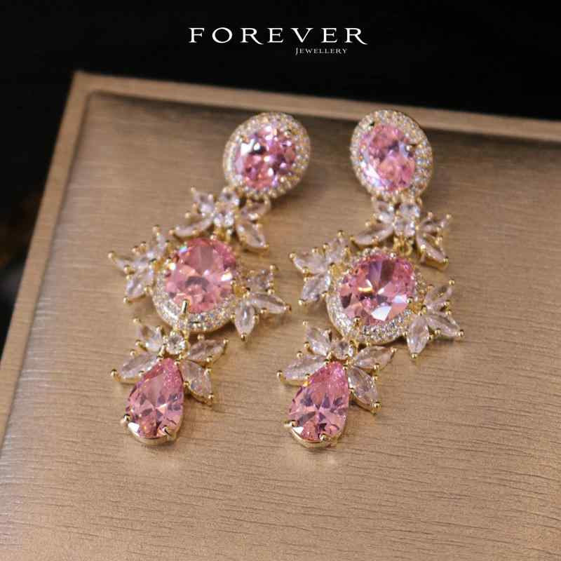 ピアス ピンク クリスタル ラインストーン 涙型 ドロップデザイン 輝き キラキラ 韓国 結婚式 パーティー 華やか 上品 フェミニン エレガント 大人かわいい