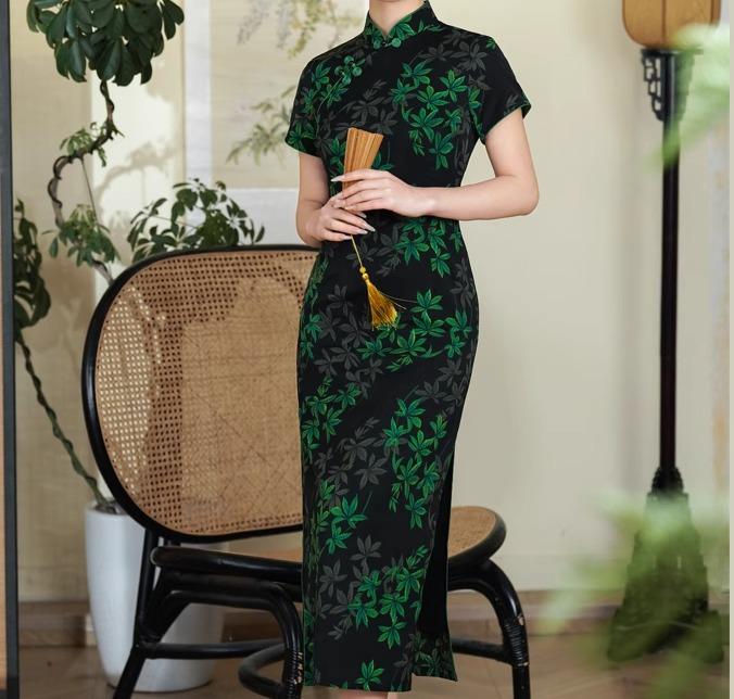 レディース チャイナドレス 半袖 立ち襟 斜め 中華スタイル 黒 緑 フローラル 植物柄 民族 優美 スリムフィット サイドスリット シルキー 光沢 エレガント 優雅 きれいめ ママコーデ 大人おしゃれ