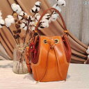 革製品 クラシック クロスボディバッグ ショルダー ハンドバッグ レディース 重厚感 花チャーム 普段使い レジャー ギフト おしゃれ 斜め掛け 手持ち