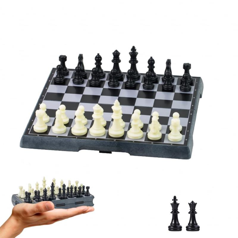 チェスセット Travel Chess Set マグネット式 黒と白の駒 折りたたみ チェスボード 収納便利 大人 子供 旅行 入門用 (20×20cm)【折り畳み式盤】：盤は二つ折りにできるので収納場所をとらなくてとても便利です。折りたたみサイズ：20*10*3cm【マグネット式】マグネット式で駒が移動にくく、揺れる電車の中でも、飛行機の中でも安心して遊んでいただけます。【収納簡単】駒は全部チェスボードの中に収納可能となっています。使用後はすぐに収納でき、紛失の心配がないです。【携帯に便利】：コンパクトサイズので持ち運びが便利でいつでもどこでも遊べます入門、初心者、携帯、旅行におすすめ【レジャー娯楽】：ボードゲームは日本では頭脳的でインテリジェントな遊びとして親しまれています。観察力や想像力など記憶能力を高めることができます。
