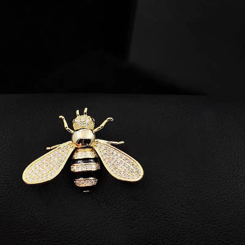 ブローチ 昆虫 ユニーク セレモニー コサージュ スーツ レディース 高級感 服 ピン 露出 防止 バックル アクセサリー 合金 おしゃれ