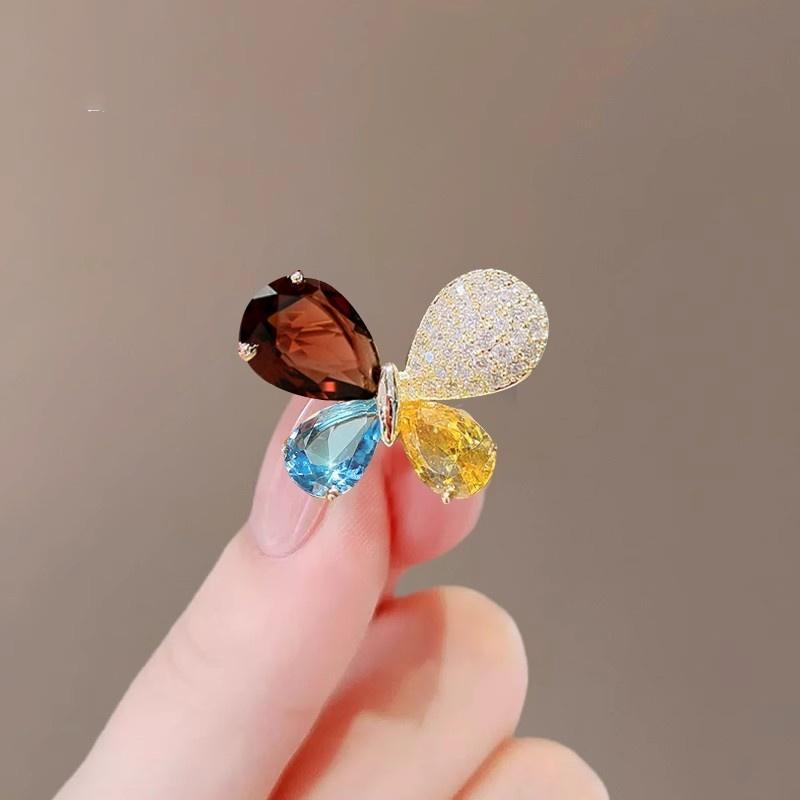 蝶 ブローチ 入学式 セレモニー バタフライ 胸飾り レディース カラフル ジルコン 女性用 ファッション アクセサリー シンプル おしゃれ 華やか パール エレガント