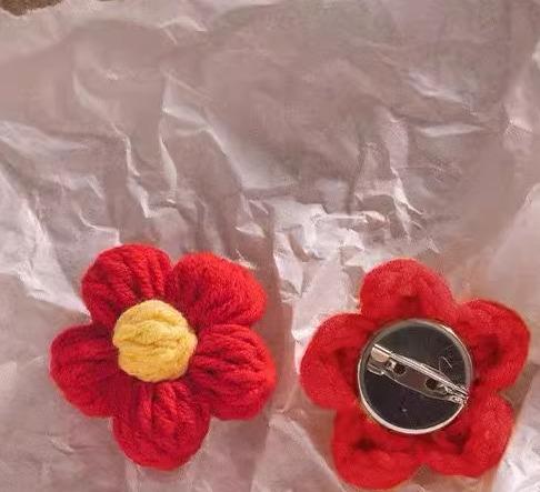 アクセサリー キッズ 毛糸 赤 小花 花 ガールズ ボーイズ レディース ニット かわいい ポイント バッジ..