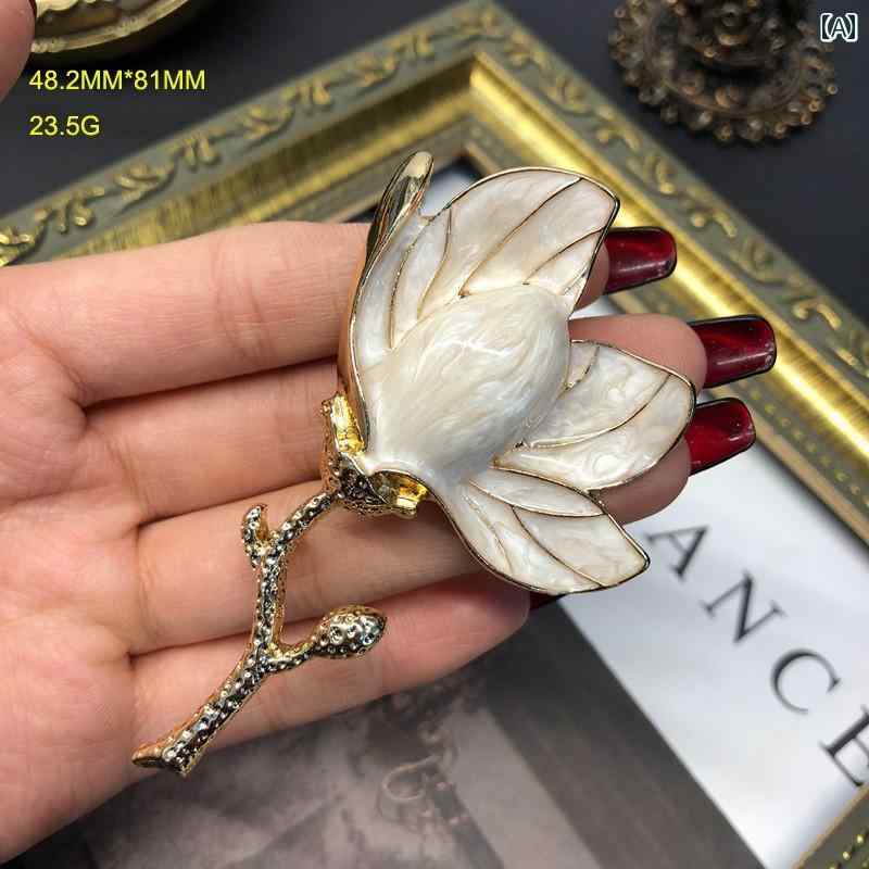 ラ・グラーヌのブローチ レディース スーツ アクセサリー イヤリング 蓮 花 白木 立体的 華やか アート 洗練 優雅 手作り レトロ 中世風 アンティーク 合金 金メッキ 人工宝石 エナメル シルバー ニードル ギフト｜アングル2
