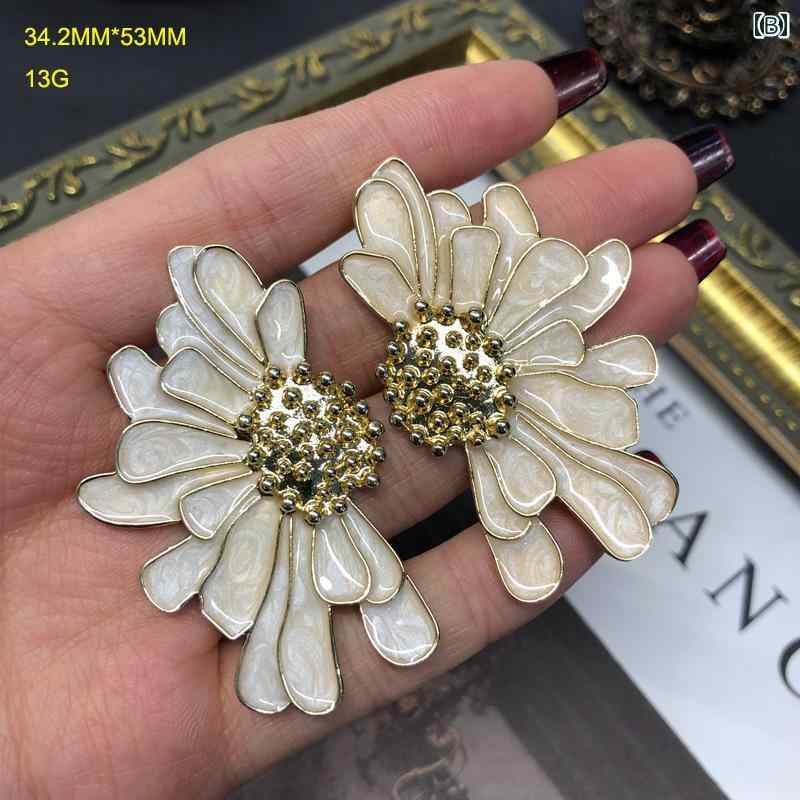 ラ・グラーヌのブローチ レディース スーツ アクセサリー イヤリング 蓮 花 白木 立体的 華やか アート 洗練 優雅 手作り レトロ 中世風 アンティーク 合金 金メッキ 人工宝石 エナメル シルバー ニードル ギフト｜アングル3
