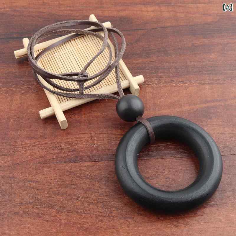 ネックレス ペンダント 丸 サークル 黒 木製 革 紐 ロープ ロング 韓国 調整可能 セーター 秋冬 温かみ..