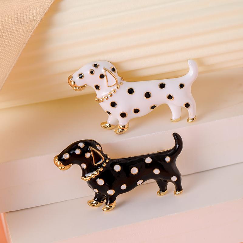 ブローチ レディース アクセサリー メンズ ダックスフンド 犬 子犬 合金 金メッキ 白に黒 黒に白 ピン バッジ コート バック 装飾 かわいい 人工宝石 ジ...