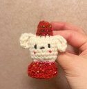 ブローチ レディース キッズ アクセサリー ぬいぐるみ ウール かぎ針 編みもの 子犬 パンダ 鹿 ピン 衣類 アクセサリー キュート かわいい プレゼント 冬 お祝い 赤帽子 赤洋服