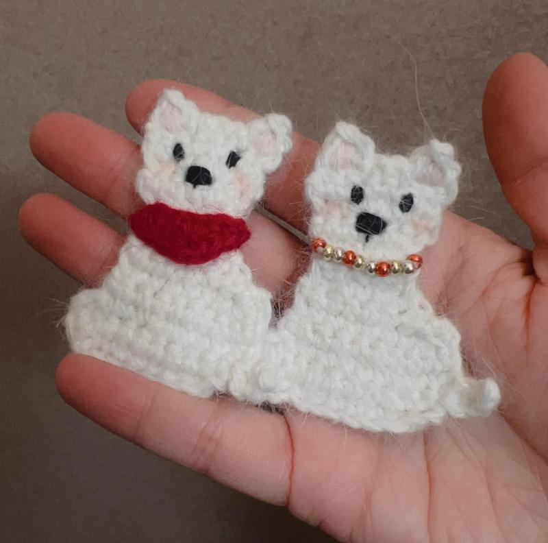 ブローチ レディース キッズ アクセサリー ヘアピン クリップ 2タイプ 毛糸 編み物 犬 白 2種類 赤首輪..