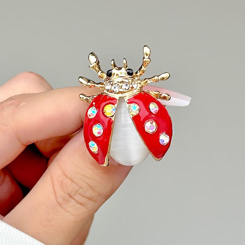 ブローチ ナナホシテントウムシ シンプル 小さいサイズ かわいい 昆虫 ピン 衣類 コート シャツ ジャケット アクセサリー おしゃれ アクセント