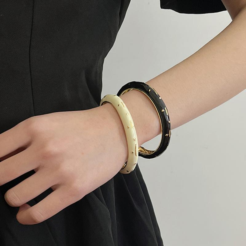 レディース アクセサリー ハイエンド 高級感 レトロ 黒白 ゴールド リップル コントラストカラー スタ..