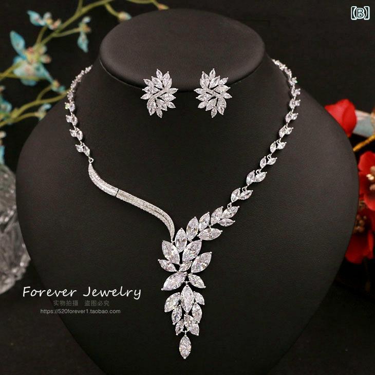 ラ・グラーヌのネックレス イヤリング ピアス ブレスレット アクセサリーセット シルバー リーフデザイン 輝き 結婚式 パーティー 高級感 華やか エレガント フォーマル｜アングル2