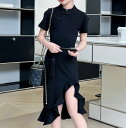 女の子 ドレス 黒 半袖 ブラックドレス チャイナドレス スタンドカラー 中華風ボタン スリムフィット ピップタイト 前スリット 裾フリル フィッシュテール エレガント 大人っぽい スタイリッシュ