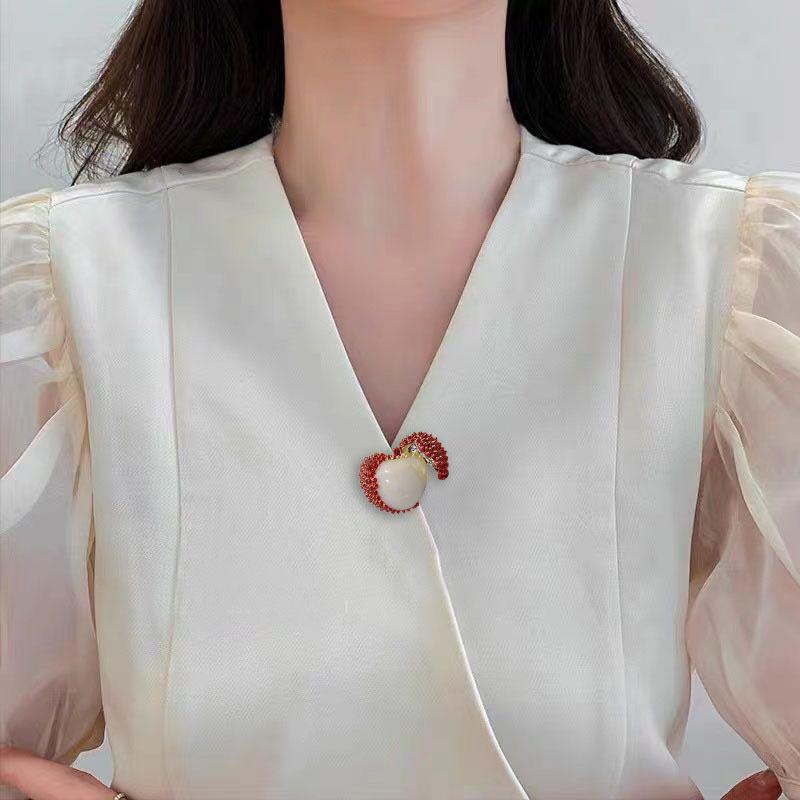 ブローチ 入学式 卒業式 レディース アクセサリー 精巧 コンパクト ライチ かわいい 露出防止 バックル..