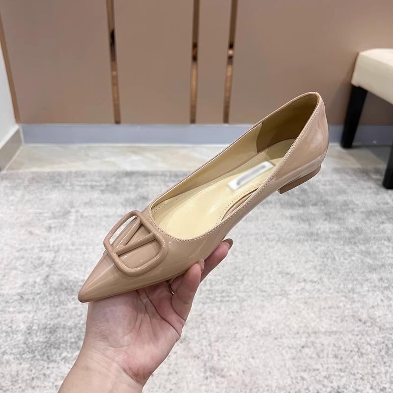 パンプス ガーリー フラットシューズ ヌードカラー パテントレザー Vバックル ポインテッドトゥ シューズ レディース おしゃれ ビジネス アーバン スタイリッシュ エレガント