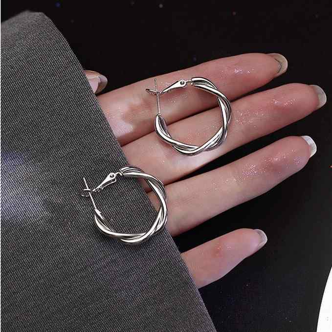 ・カテゴリ: 耳飾りりり・主な素材: 金属、925シルバー（耳針）・加工技術: 電気メッキ・デザイン: 幾何学型、円形・カラー展開: シルバー、ゴールド・スタイル: シンプルモダン、ファッション通勤・対象: 女性