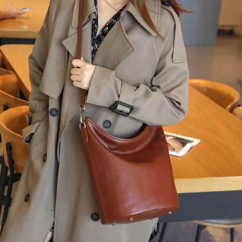 レディース ファッション ショルダーバッグ クロスボディ フェミニン シンプル 第一層牛革 バケット 大容量 縦型 収納力 実用的 デイリー スタイリッシュ