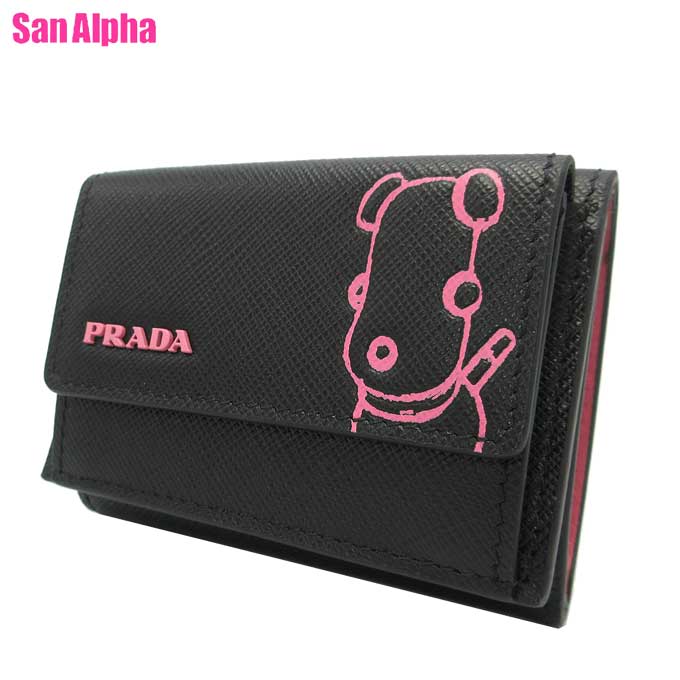 【10%OFF 5/21 09:59迄】プラダ 財布 三つ折り財布(小銭入れあり) PRADA サフィアーノ ドッグイラストプリント ミニウォレット ミニ財布 1MH021 SAFFIANO C.6X2X / NERO+BEGONIA (ブラック×ベゴニア) アウトレット レディース 送料無料