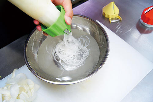 簡単おもしろ調理器Nejicco(ねじっこ)(071150)サラダ 調理器 下ごしらえ ピーラー つま切り スライサー カラフル【日本製】 la8010-10022027 キッチン雑貨のパレット燕三条本店 サンプル画像3