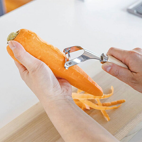 木製調理器 手にやさしい木柄のピーラー (01010) 果物 野菜 皮むき 皮引き スライス 下ごしらえ ギフト 便利 キッチンツール 調理器具 天然木【日本製】 la8010-10026465 キッチン雑貨のパレット燕三条本店 サンプル画像2