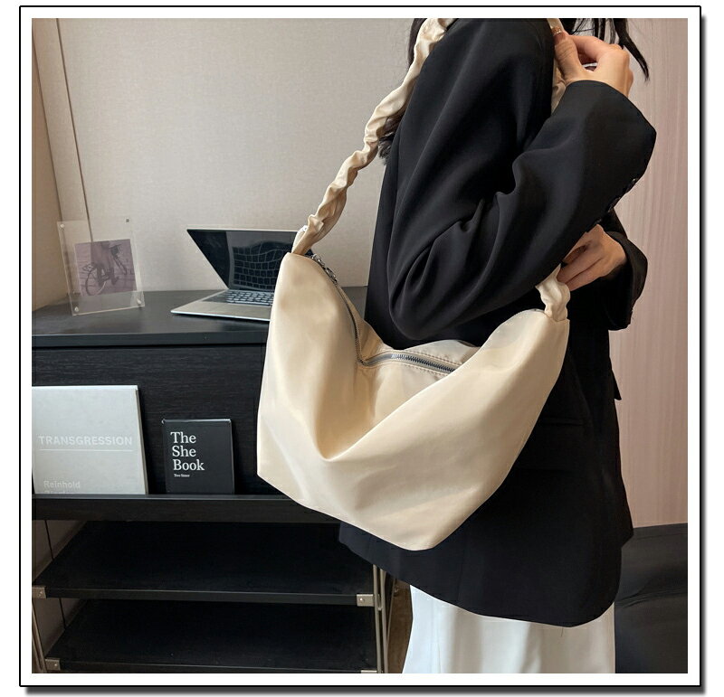 ＼10%オフクーポン／ショルダーバッグ ハーフムーン ショルダーバッグ ラウンドショルダーバッグ ナイロン レディース 斜め掛け 旅行バッグ 軽い 通勤 通学 ナイロン 大容量 ワンショルダー ッグ 斜めがけ 撥水 アウトドア labeaura-10000167 LA BEAURA サンプル画像3
