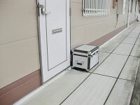 <宅配ボックス>荷もつ当番TX-1(頑丈なアルミ製BOX)100サイズの宅配物まで受け取りできます。一人暮らしの方も荷物をスムーズに受け取れます。