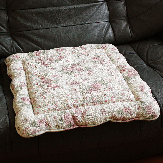 シートクッション いす用 約47x47cm キルト ローズプリント 多針キルト 【ゆうパケット不可】 ami-brugge実店舗売れ筋ランキング1位【20230...