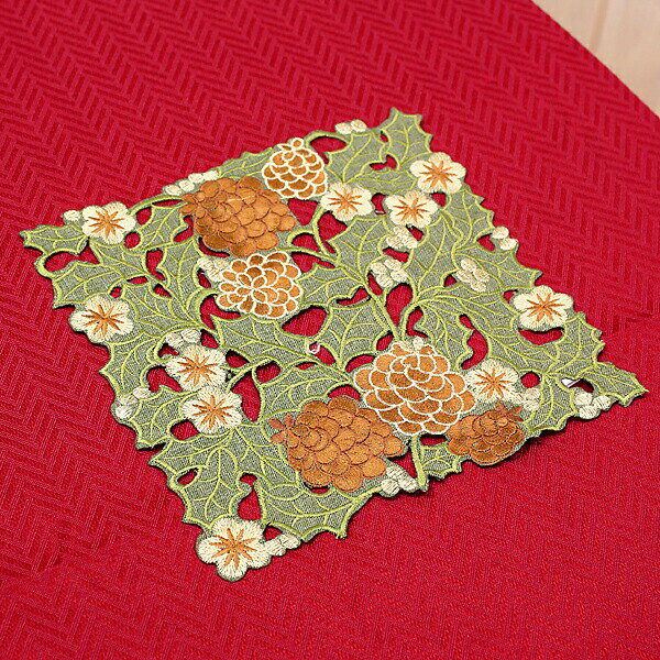 松かさ刺繍＆カットワーククリスマスドイリー（花瓶敷き）約25x25cm【ゆうパケット選択可】【220801】