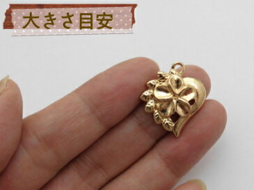 アクセサリー チャーム パーツ「ハワイアン風 ハート&プルメリア」(1個入)(薄金:ライト ゴールド)/金具 アクセサリー チャーム 飾り パーツ/