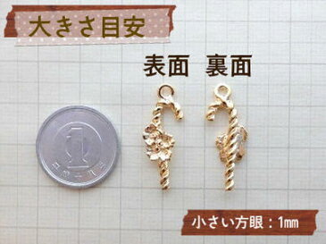 【メール便OK】●アクセサリー チャーム パーツ●クリスマス シリーズ(キャンディケイン 紅白の杖&フラワー)(1個入) (薄金:ライト ゴールド)
