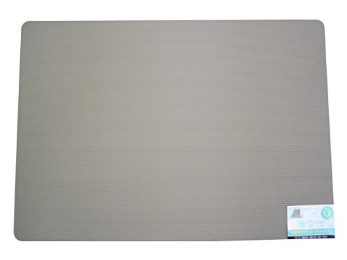 ・gray 60cmx85cm ・本体サイズ:約60×85×1.2cm・材質:ポリエチレン・生産国:日本開き戸タイプのドアでもひっかかりにくい薄型のお風呂マット。 ウォークスルータイプの浴室に敷いても足元の段差が気にならない。 最小限の高低差で凸凹感が気になりにくく、自然な感触で入浴できる。 赤ちゃんとの入浴や転倒防止、冷え対策に。